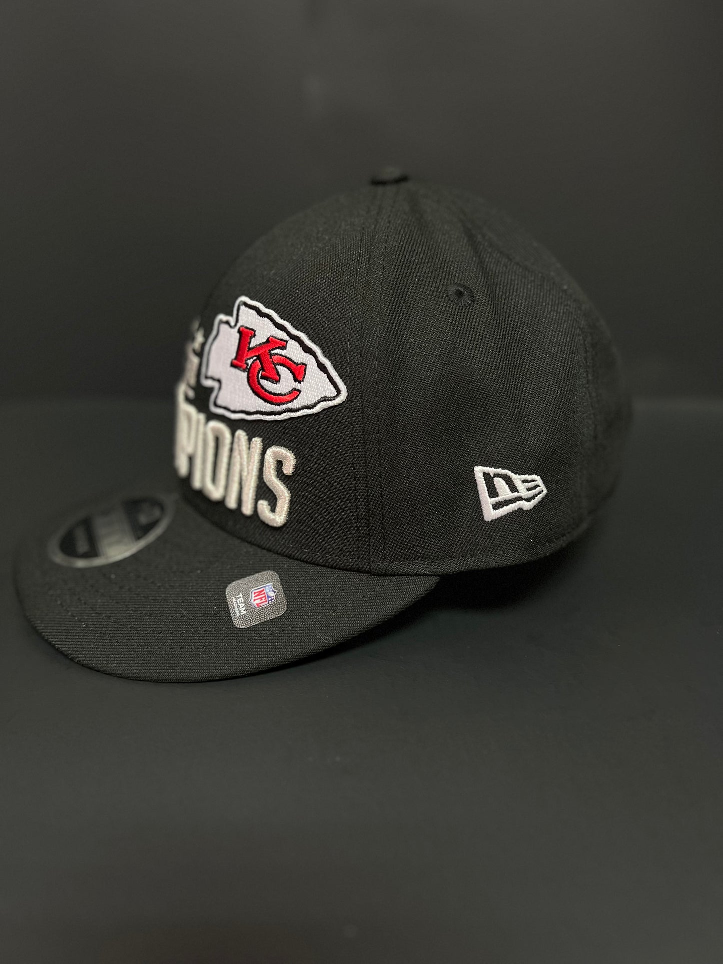 Gorra Ajustable 9FIFTY de Perfil Bajo para Hombre New Era, negra Kansas City Chiefs Super Bowl LVIII Campeones Casillero