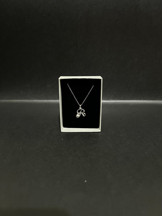 Collar con inicial “R” y Aretes plateados brillantes ✨